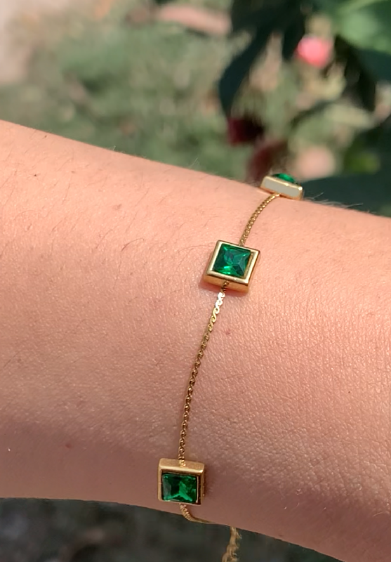 Golden Chain Bracelet with Emerald Gem